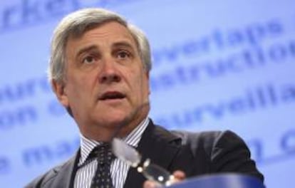 El vicepresidente de la Comisión Europea y responsable de Industria, Antonio Tajani, da una rueda de prensa.