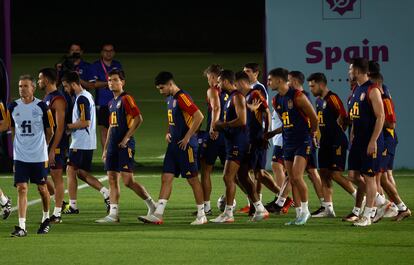 Luis Enrique y los jugadores de la selección española, durante el entrenamiento del viernes en las instalaciones de la Universidad de Qatar, en Doha.