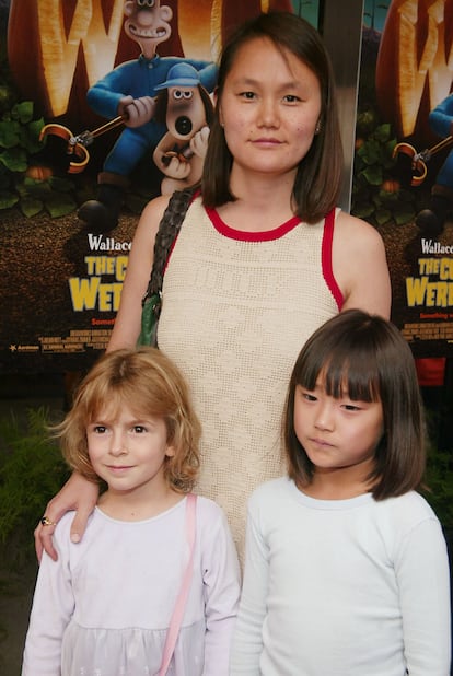 Soon Yi Previ posa con sus hijas adoptivas Manzie Allen y Bechet Allen durante un estreno en 2005.