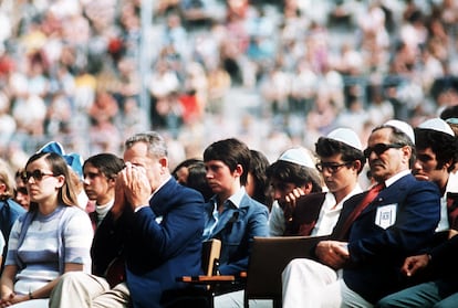 El resto del equipo olímpico israelí durante la ceremonia de luto tras el ataque por parte de terroristas árabes en el estadio Olympia de Múnich, el 6 de septiembre de 1972.