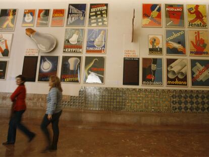 Un aspecto de la exposición de carteles húngaros, en el CAAC de Sevilla.