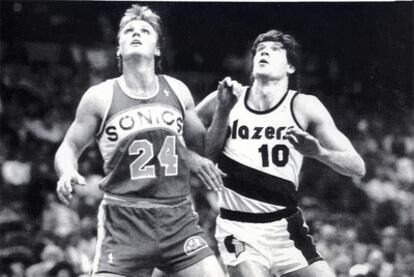 El madrileño abrió la senda para que los jugadores españoles dieran el salto a la NBA. Fue en 1986, cuando desemabrcó en los Trail Blazers de Portland. En la franquicia de Oregón, disputó 24 partidos en los que acumuló 146 minutos, 22 puntos y 28 rebotes. Las lesiones torpederon su rendimiento.