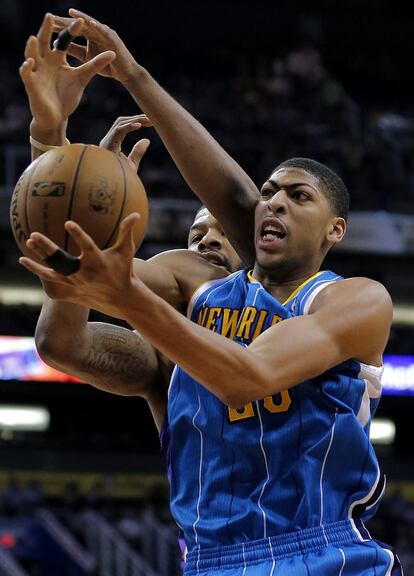 Anthony Davis, de New Orleans Hornets, atrapa un rebote durante el partido ante Phoenix.