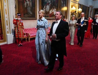 Ivanka Trump con el secretario de Estado, Liam Fox a su llegada a la cena.