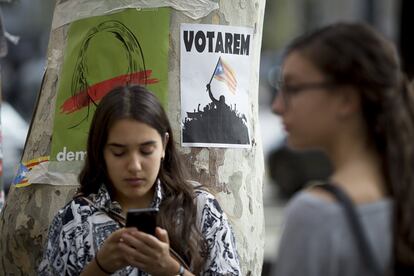 Carteles en favor del referéndum en las inmediaciones de la Universidad de Barcelona. La Asamblea Nacional Catalana es la impulsora de la campaña del Sí, junto con los partidos secesionistas y otras entidades independientes para dar una imagen de unidad de todo el bloque en favor de la independencia.