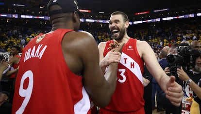 Ibaka y Gasol celebran la victoria.