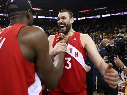 Ibaka y Gasol celebran la victoria.