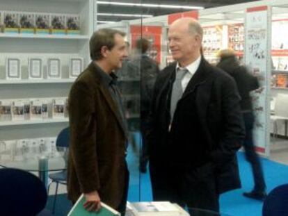 Joan Tarrida, editor de Galaxia Gutenberg (izquierda) y Andrew Wylie, agente literario conocido como el Chacal, en la Feria del Libro de Fráncfort 2015.