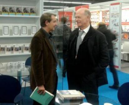 Joan Tarrida, editor de Galaxia Gutenberg (izquierda) y Andrew Wylie, agente literario conocido como el Chacal, en la Feria del Libro de Fráncfort 2015.