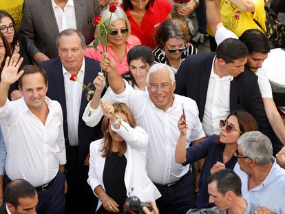 Antonio Costa el último día de campaña, rodeado de seguidores en el centro de Lisboa.