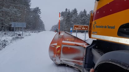 Una máquina de la DPT retira la nieve en el Puerto de Noguera (Teruel), este domingo.