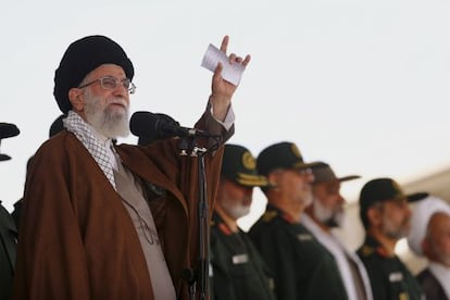 El líder iraní Jameini en una ceremonia militar en Teherán el 20 de mayo.