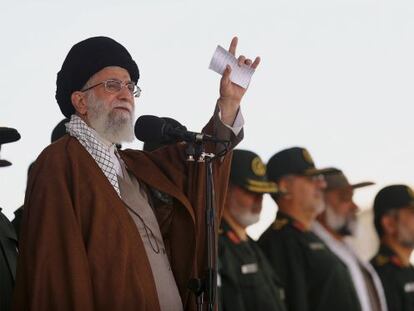 El l&iacute;der iran&iacute; Jameini en una ceremonia militar en Teher&aacute;n el 20 de mayo.  