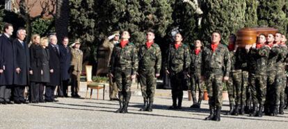 El Príncipe y autoridades políticas y militares, durante el funeral por el soldado John Felipe Romero Meneses.