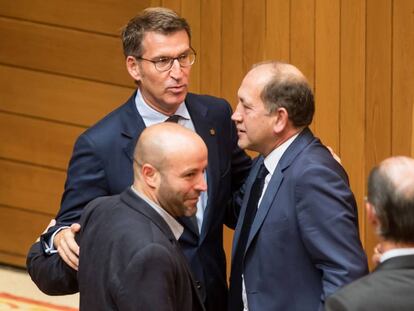 Feijóo, con los portavoces de En Marea y el PSdeG en el Parlamento gallego.