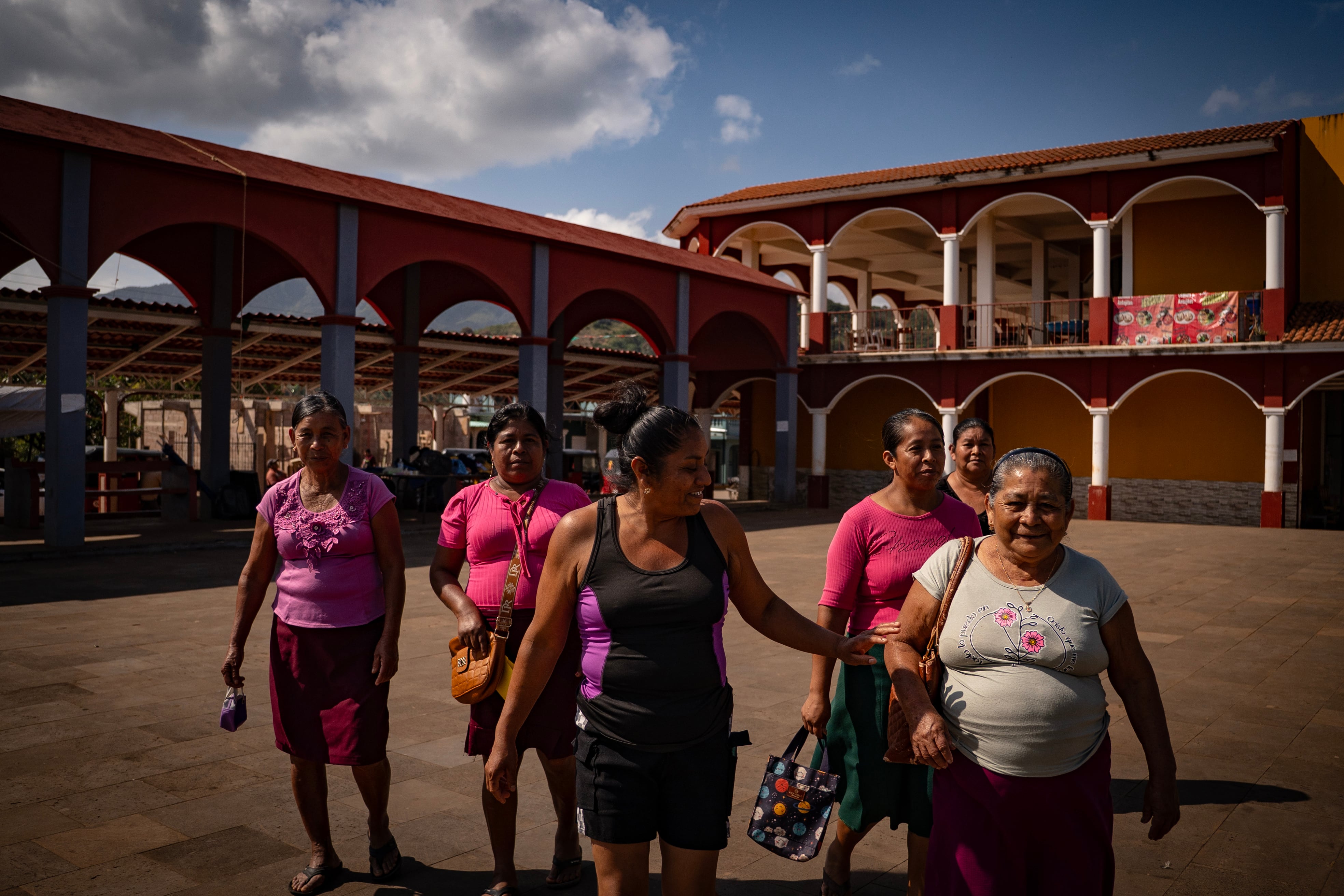 Vendedoras de pescado y mariscos afectadas por la contaminación de la laguna y el mar.