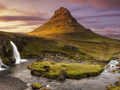 Atardecer junto al monte Kirkjufell, en la pen&iacute;nsula islandesa de Snaefelness. 