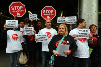 Momento de la concentración de Stop Desahucios Bizkaia frente a la sede del PP en Bilbao.