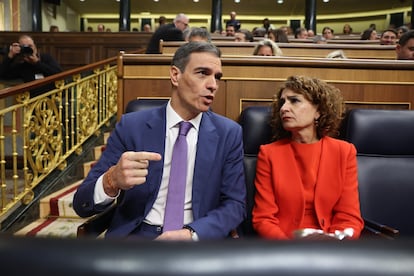 Pedro Sánchez junto a María Jesús Montero, este miércoles en el Congreso.