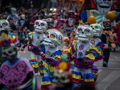 Personas disfrazadas de Catrinas y calaveras en el desfile del año pasado, en Ciudad de México.