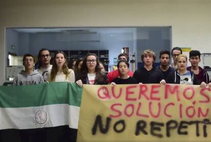 Alumnos encerrados en el rectorado del campus de Badajoz de la Universidad de Extremadura.