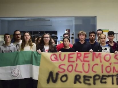 Alumnos encerrados en el rectorado del campus de Badajoz de la Universidad de Extremadura.