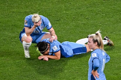 Las jugadoras inglesas lloran en el césped del Estadio Australia tras perder la final.