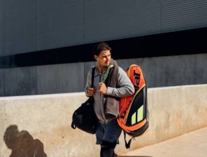 Rafa Nadal sale de un entrenamiento. El jugador español se ejercita, cuando está en Manacor (Mallorca), en las instalaciones de su academia de tenis.