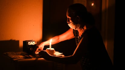 Maria Félix de Carvalho, 58 anos, durante o apagão de energia no Amapá ocorrido no final de 2020.