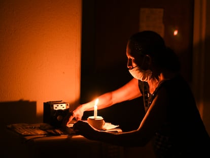 Maria Félix de Carvalho, 58 anos, comerciante, moradora do residencial Macapaba, durante o apagão de energia na capital do Amapá.