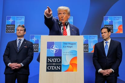 Trump, flanqueado por el secretario de Defensa, Pete Hegseth (derecha), y el secretario de Estado, Marco Rubio (izquierda), durante la rueda de prensa de la cumbre. 