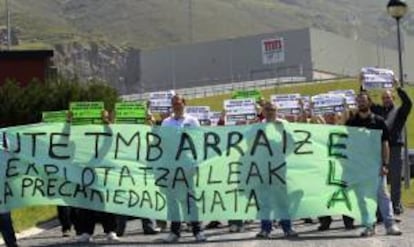 Trabajadores de la planta de Tratamiento Mecánico Biológico (TMB) de residuos de Bilbao durante una concentración ante la empresa después de que dicha planta fuera cerrada temporalmente por la Diputación vizcaína tras detectarse un brote epidémico de fiebre Q, de origen animal y sin complicaciones graves. EFE/Archivo