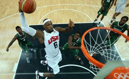 LeBron James machaca la canasta de Nigeria.