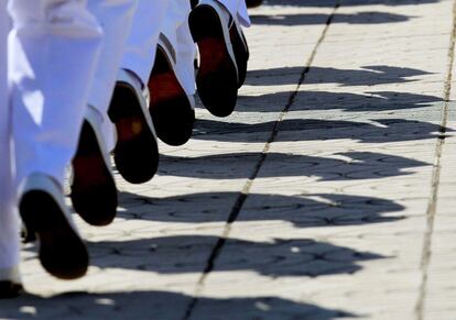 Un grupo de militares desfilan durante durante la entrega de reales despachos en la Academia Central de la Defensa, en Madrid.