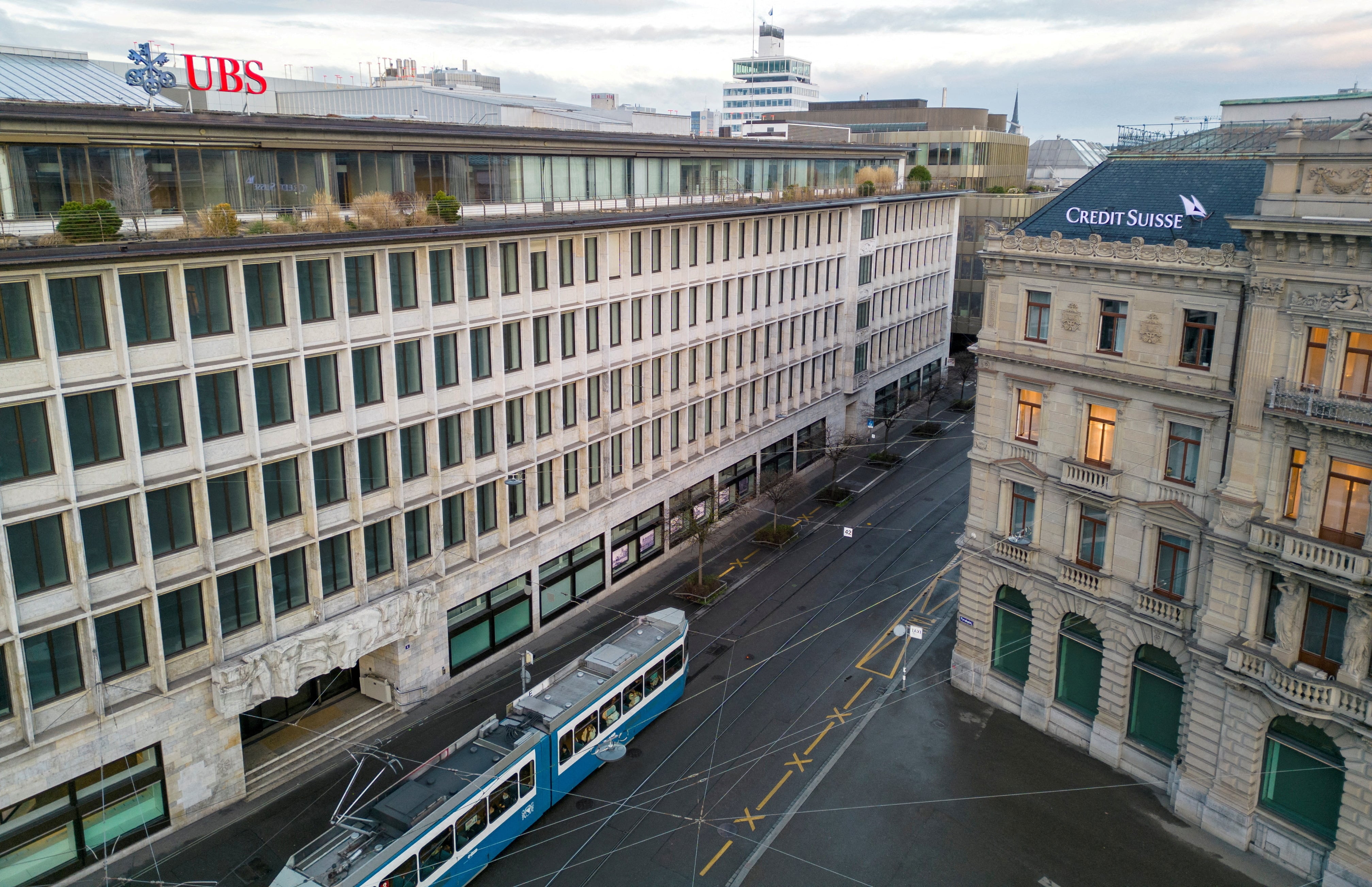 Sedes de UBS y Credit Suisse en la plaza de Paradeplatz en Zurich, en una imagen de 2023.