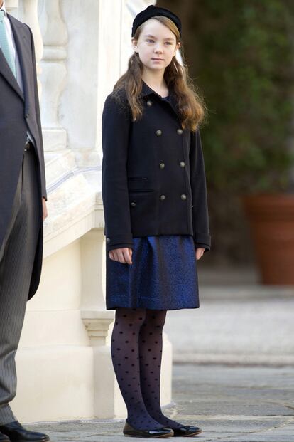 La hija pequeña de Carolina puso el toque divertido a la recepción en el Palacio Real con sus medias de topos y su gorro tipo birrete papal.