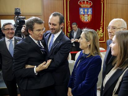 Toma de posesión del Feijóo en el año 2012. El presidente de la Xunta recibía la felicitación José Ramón Bauzá, Ana Pastor, José Manuel Romay Beccaría y la esposa del expresidente del Gobierno Mariano Rajoy, Elvira Fernández.