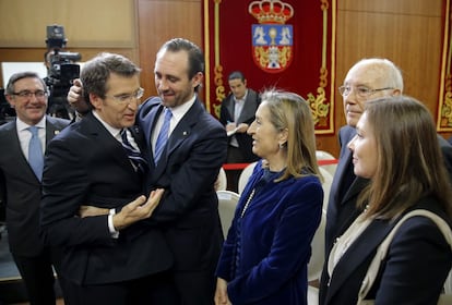 Toma de posesión del Feijóo en el año 2012. El presidente de la Xunta recibía la felicitación José Ramón Bauzá, Ana Pastor, José Manuel Romay Beccaría y la esposa del expresidente del Gobierno Mariano Rajoy, Elvira Fernández.