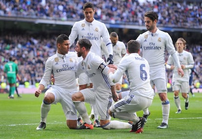 Sergio Ramos celebra su primer gol junto a Nacho y Henrique Casemiro.