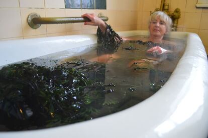 Después de media hora en esta bañera de algas, las preocupaciones se cuelan por el desagüe y la piel queda tersa y suave.