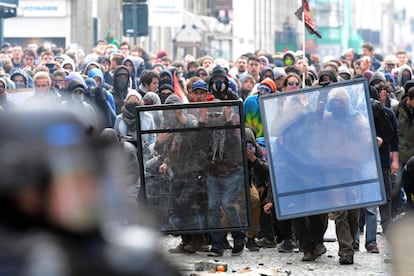 Manifestantes sostienen una ventana durante las protestas contra la reforma laboral de Francia celebrada en Rennes, el 31 de marzo de 2016.