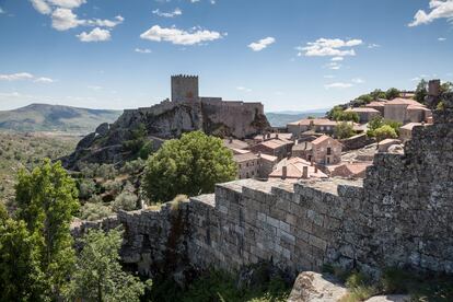 Vista del castillo medieval en la aldea histórica de Sortelha (Portugal).