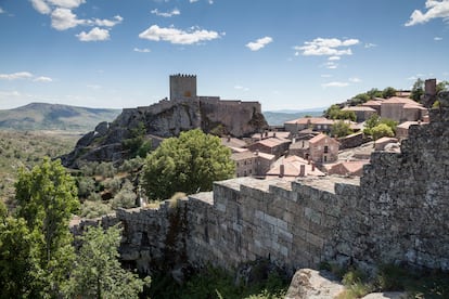 Vista del castillo medieval en la aldea histórica de Sortelha (Portugal).