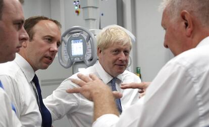 Boris Johnson, este lunes durante una visita a un hospital de Boston, en el condado de Lincolnshire.