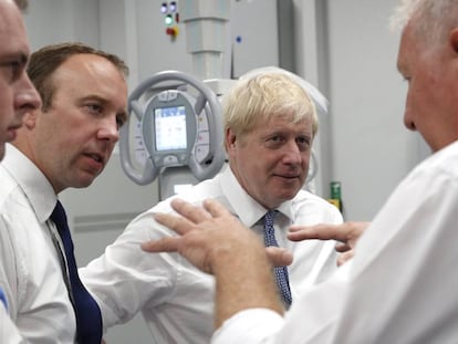 Boris Johnson, este lunes durante una visita a un hospital de Boston, en el condado de Lincolnshire.