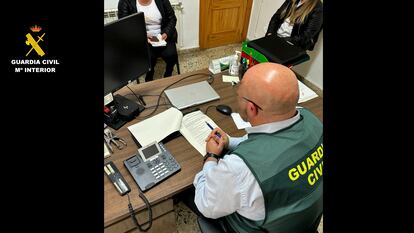 Un agente de la Guardia Civil durante la investigación realizada en Moral de Calatrava (Ciudad Real).