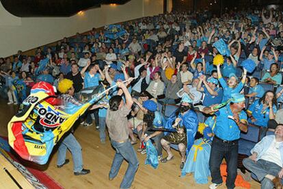 Centenares de paisanos de Fernando Alonso celebran su triunfo en el Auditorio Príncipe Felipe de Oviedo.