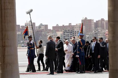 El papa Francisco habla con el primer ministro, Sherif Ismail a su llegada al aeropuerto de El Cairo.