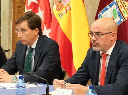 El alcalde de Madrid, José Luis Martínez-Almeida, y el delegado del Gobierno en la Comunidad de Madrid, Francisco Martín, durante el Consejo y la Junta Local de Seguridad de la ciudad, este lunes en Madrid.