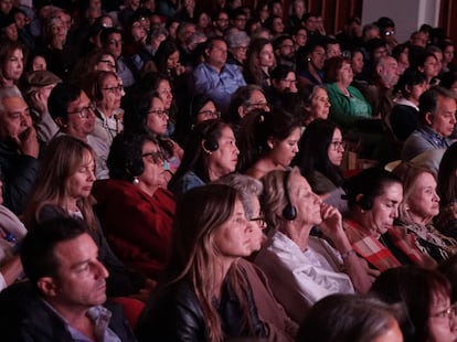 El público escucha la charla del novelista tanzano durante el Hay Festival Arequipa 2024.